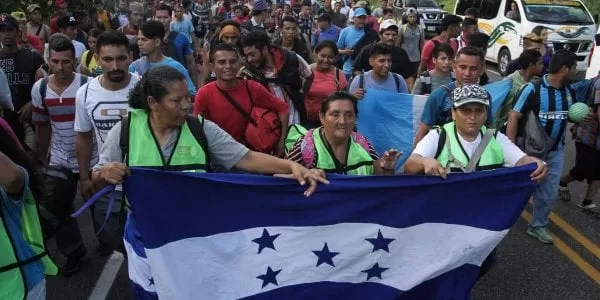 Policías recibirán con antimotines a caravanas de hondureños en Texas