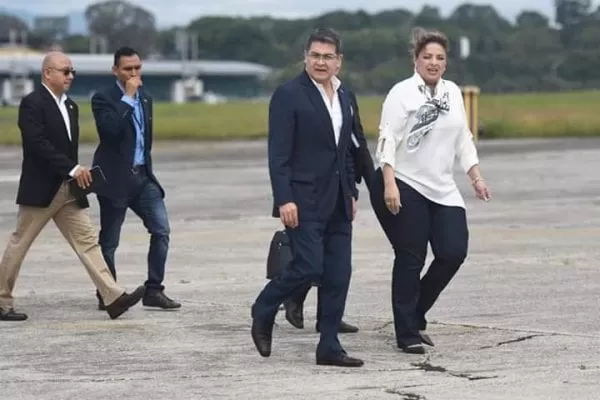Presidente Hernández viaja a Guatemala para tratar de resolver crisis migratoria