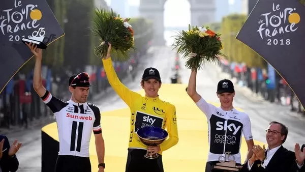 Roban copa del Tour de Francia en un 'show' de ciclismo