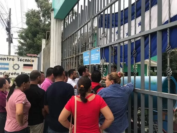 San Pedro Sula: Padres de familia exigen que se reanuden las clases en el Instituto Técnico Hondureño Alemán