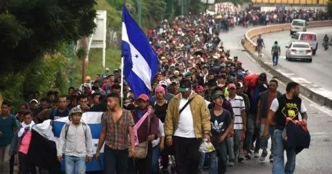 Segunda caravana de migrantes cruza en balsas hacia México