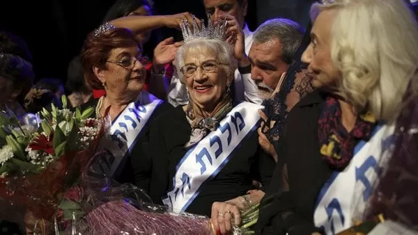 Una anciana polaca de 93 años es coronada 'Miss Superviviente del Holocausto'