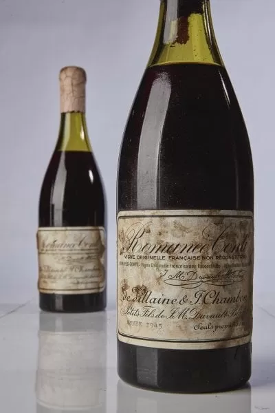 Una botella de vino francés es subastada por un precio récord de 558.000 dólares