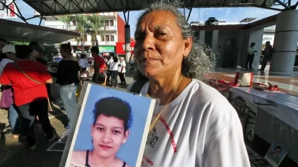 VIDEO: Hondureña se reencuentra con su hija desaparecida en 2004 en la caravana de migrantes