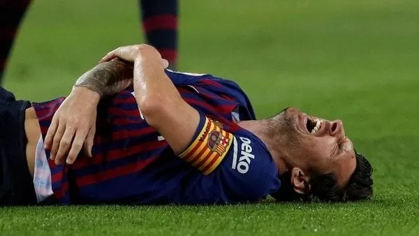 VIDEO: La escalofriante caída de Lionel Messi que lo obligó a abandonar el partido ante Sevilla
