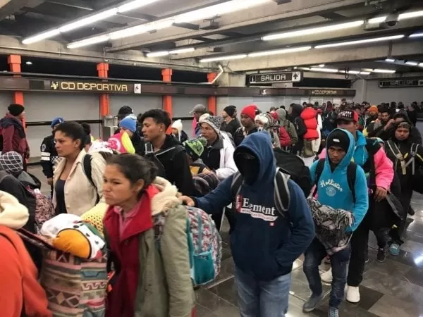Caravana migrante sale de la Ciudada de México hacia autopista a Querétaro