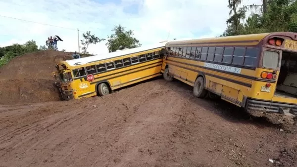 Dos buses chocan en el sector Salitre, El Rosario, Olancho
