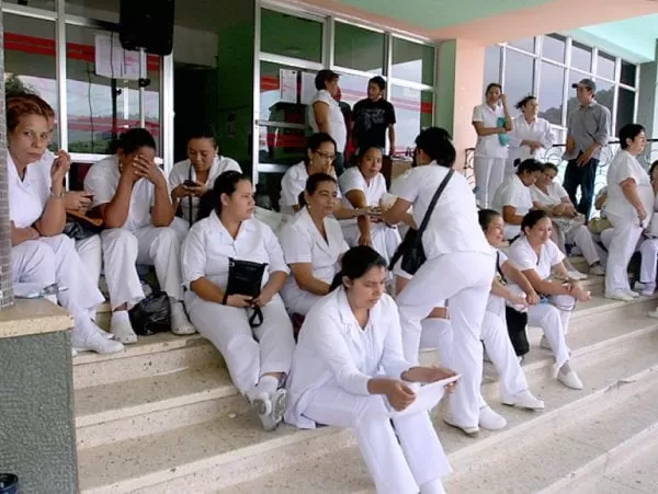 Enfermeras auxiliares y empleados del Hospital Escuela Universitario realizan paro de labores