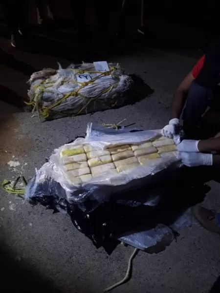 Fuerza Naval encuentra dos fardos de supuesta cocaína en Puerto Castilla, a la altura de Cayos Biborillos