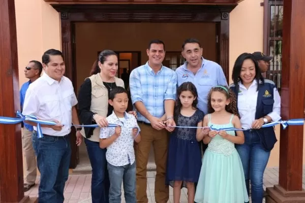 La primera dama, Ana García de Hernández, inaugura construcción de la escuela musical Mejicapa en Gracias, Lempira