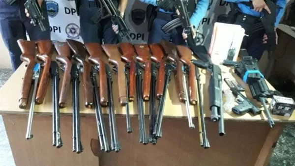 Mirá todas las armas que decomisaron en un contenedor en Puerto Cortés