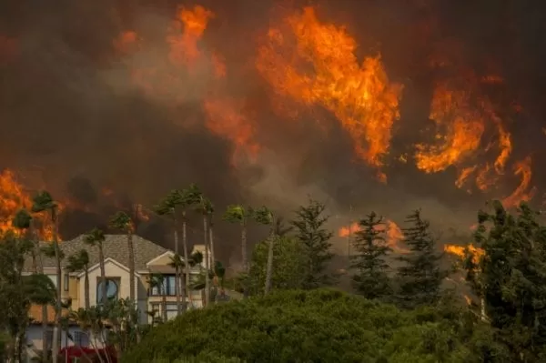 Nueve muertos y miles de evacuados por incendios en California