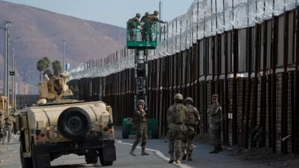 Reportes: Trump autoriza a militares a usar fuerza letal contra migrantes en la frontera