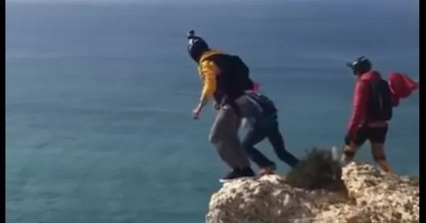 VIDEO: Se lanzó al vacío desde un acantilado y su paracaídas no le funcionó
