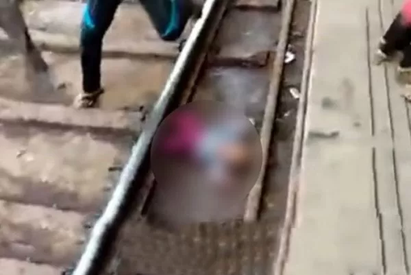 Video: Un bebé cae a las vías del tren y sale ileso en la India