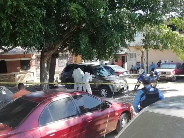 DPI revisa automóvil con el que supuestamente dieron seguimiento al abogado Reynaldo Barahona