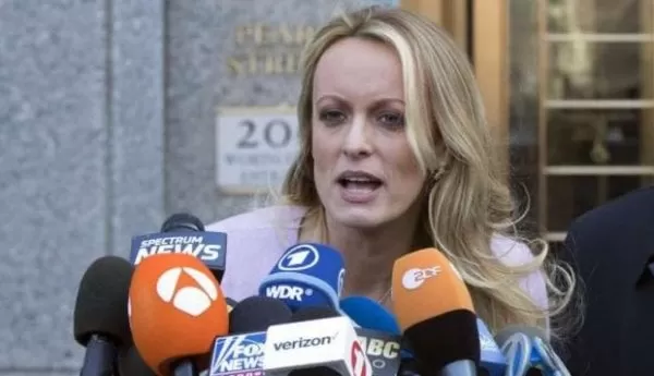 Los abogados de Trump exigen 800.000 dólares a la actriz porno Stormy Daniels