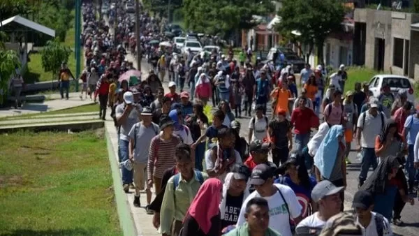 Avanza caravana migrante hacia Santo Domingo Ingenio, México
