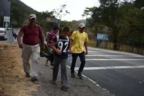 Cientos de migrantes hondureños retoman en Guatemala su camino hacia Estados Unidos
