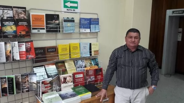 Con la venta de libros o leyes de distintas ramas judiciales se gana la vida el ciudadano Germán Castro en Tegucigalpa