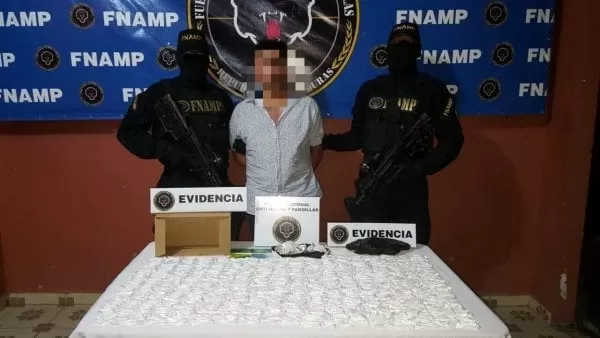 FNAMP captura a menor acusado de extorsión y a un hombre con más de 900 puntos de supuesta cocaína en Choluteca