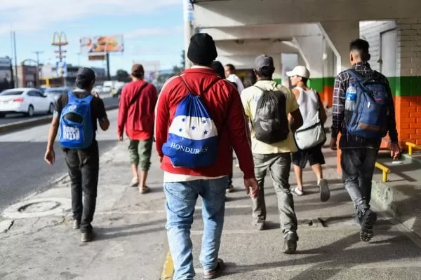 Hondureños retoman peregrinaje por la carretera guatemalteca para llegar a Estados Unidos