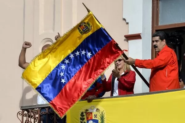 Maduro se apoya en los militares ante respaldo internacional a opositor Guaidó