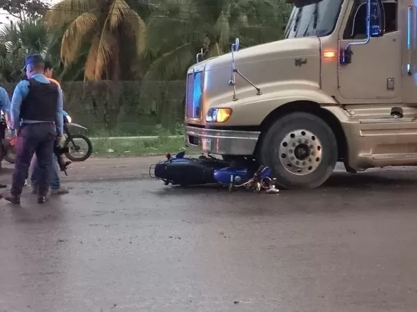 Motociclista se accidenta a la altura de Quimistan Santa Bárbara sobre la Carretera CA 4