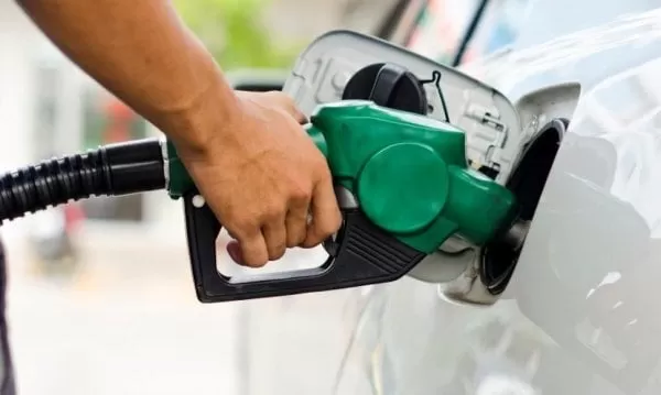 Precios de los combustibles presentarán una leve rebaja para el lunes