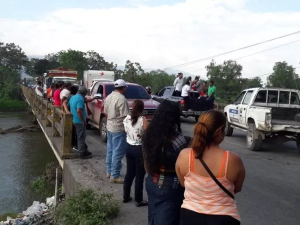 Tomada la carretera de Ceiba a Tela, a la altura del puente del río Lean