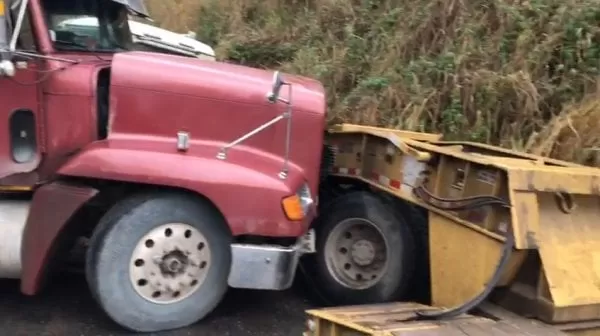 #VIDEO: Colisión entre tres vehículos tipo pesado provoca tráfico en La Flecha, Santa Bárbara