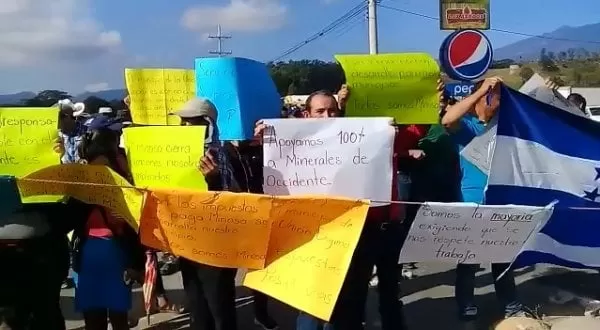 VIDEO: Trabajadores de la mina en San Andrés se toman carretera a la altura de Cucuyagua