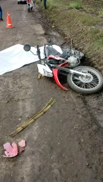 Conductora de moto muere tras impactar contra una rastra