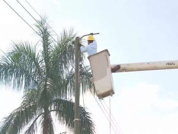 ENEE Continua los mantenimientos de luminarias en varias colonias de San Pedro Sula