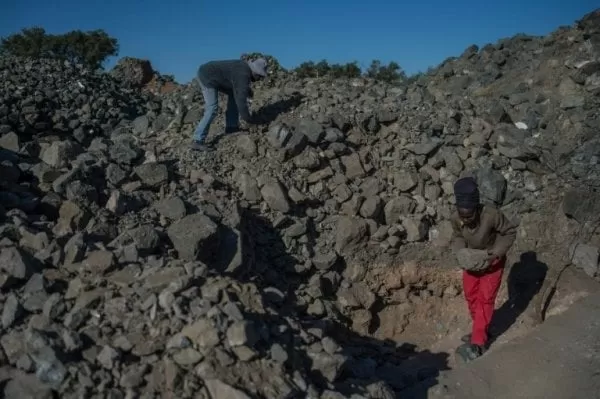 Suspenden operación de rescate para hallar a 20 personas en mina de Sudáfrica
