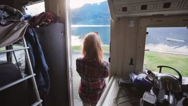 VIDEOS: Mujer destroza por celos la casa móvil de su esposo y él jura no haberla engañado con prostitutas