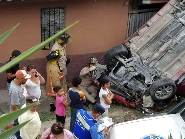 Mujer pierde el control de su vehículo y vuelca en Santa Rosa de Copán