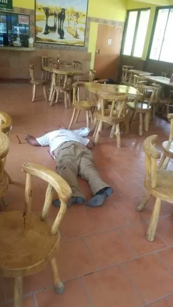 VIDEO: Dos hombres son asesinados en  un restaurante en la colonia Satélite de San Pedro Sula