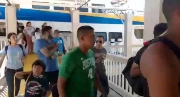 Al menos 900 turistas provenientes de Roatán llegan a La Ceiba (Video)