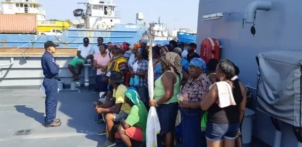 Base Naval de Honduras contribuye con el traslado gratuito de 150 garífunas hacia Roatán