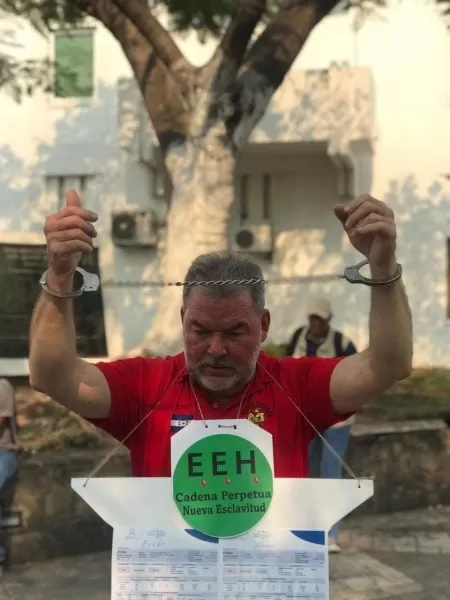 Empresario protesta en el Parque Central de San Pedro Sula, por altos cobros de la EEH (Video)