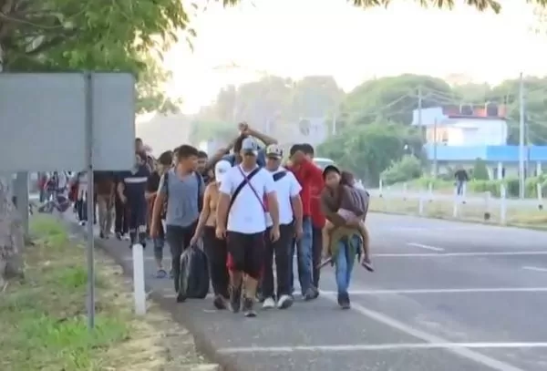 México frena caravana de migrantes en la frontera sur