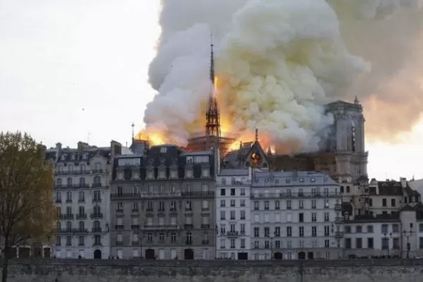 VIDEO: Un gran incendio se desata en la catedral de Notre Dame de París