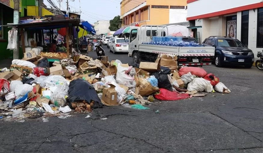 Carnaval de basura en las calles de La Ceiba