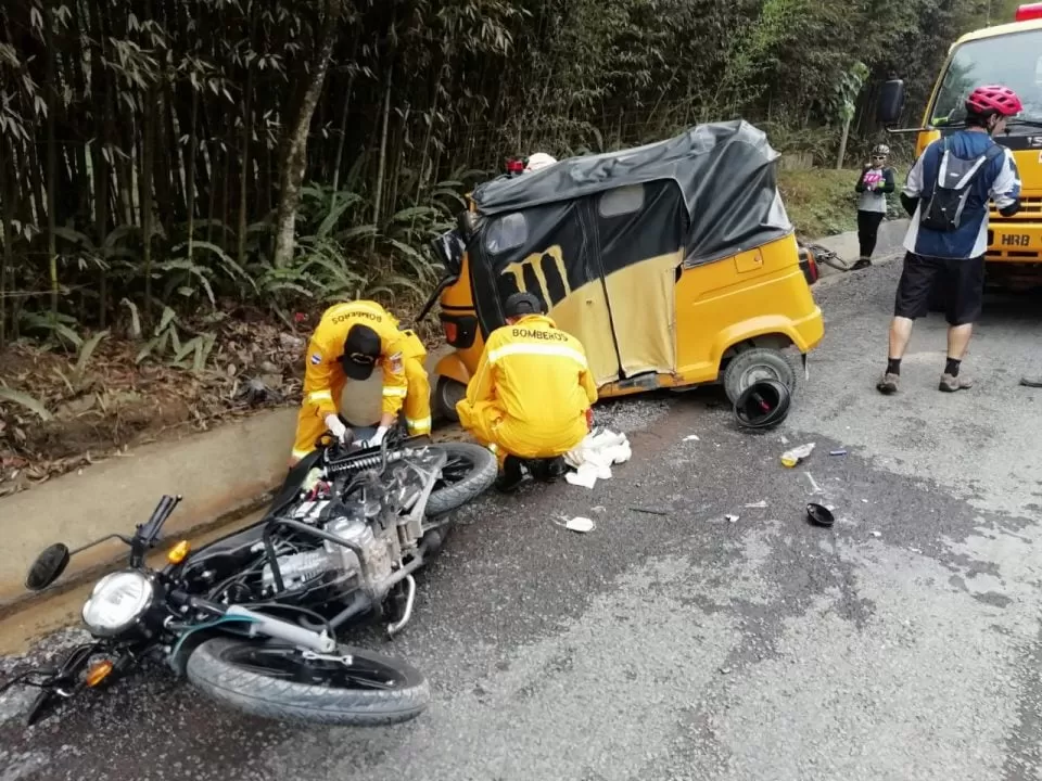 Cuatro heridos deja colisión entre mototaxi y motocicleta