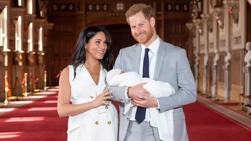 El principe Harry y Megan Markle presentaron a su hijo