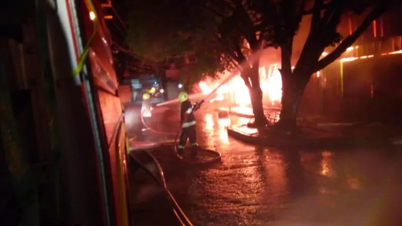 Incendio destruye cinco negocios del mercado municipal de Juticalpa