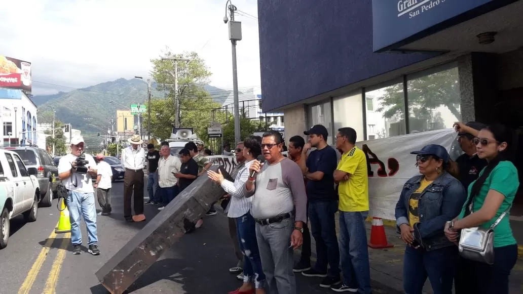 Periodistas celebran su día protestando contra nuevo Código Penal