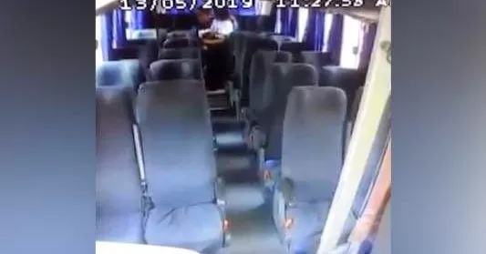 VIDEO: Darán de baja a policía que besaba a jovencita en un autobús
