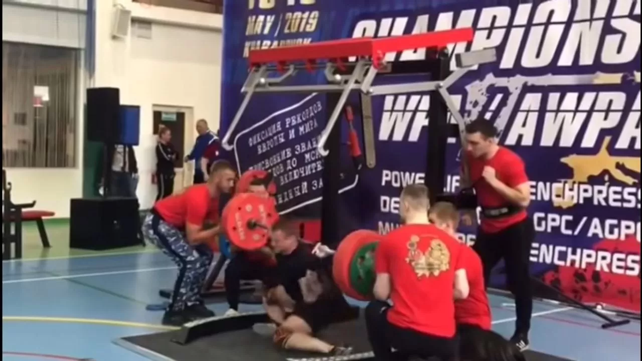 VIDEO: Deportista ruso sufre una grave fractura de pierna en pleno campeonato de levantamiento de pesas